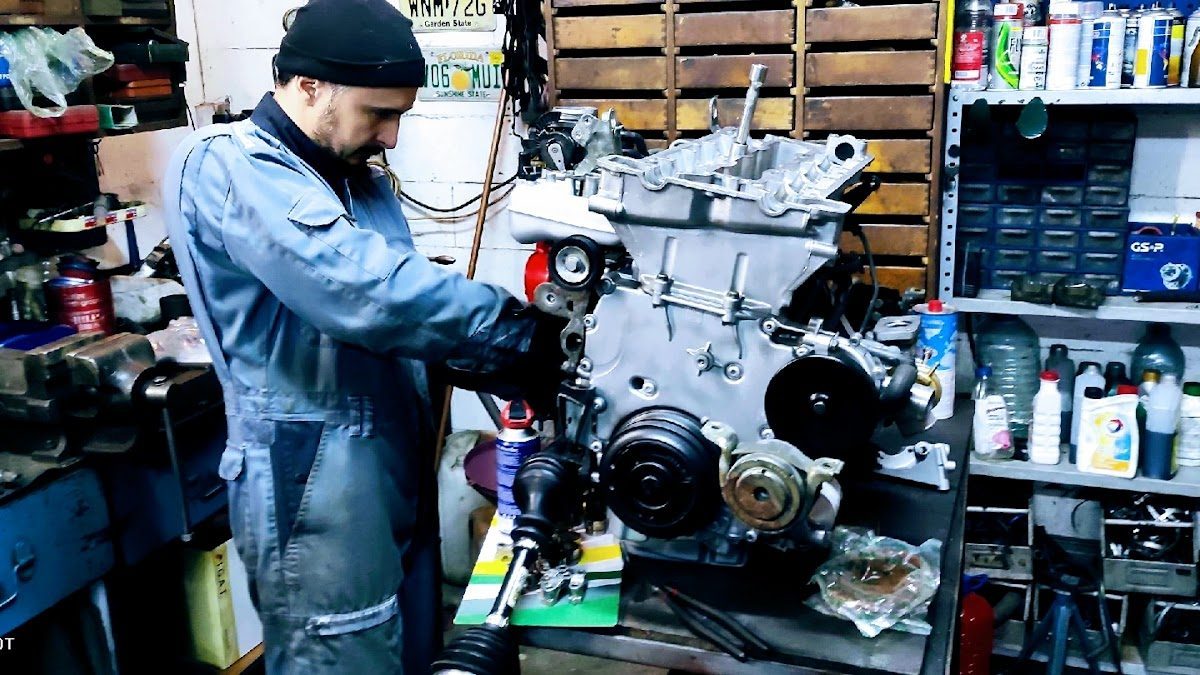Majstor radi na motoru Saab