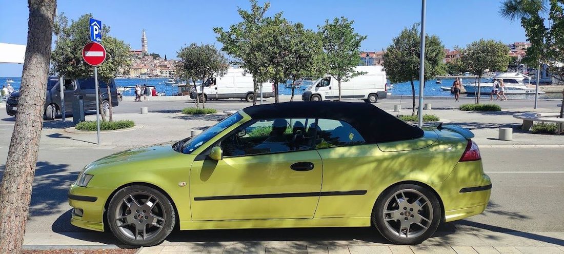 Žuti Saab 9-3 kabriolet
